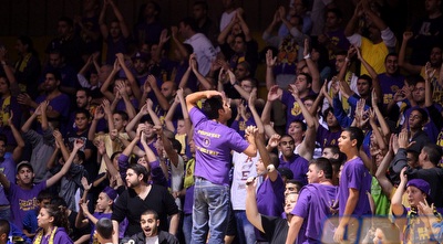 אוהדי חולון מעודדים (יוסי ציפקיס) אוהדי חולון מעודדים (יוסי ציפקיס)