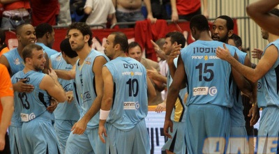 שחקני אילת חוגגים את הניצחון (חגי ניזרי)