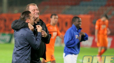 שירצקי ברגע אינטימי עם בכר אחרי הניצחון (משה חרמון)