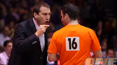 בלאט צועק על השופט (יוסי ציפקיס)