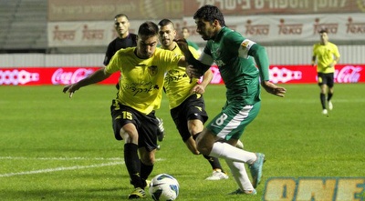 עזרא מלהטט באגף (יוסי ציפקיס) עזרא מלהטט באגף (יוסי ציפקיס)