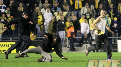 האוהד בורח מהמשטרה (יניב גונן)