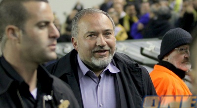 אביגדור ליברמן הגיע לצפות בקבוצתו האהובה בית&qout;ר (יניב גונן) אביגדור ליברמן הגיע לצפות בקבוצתו האהובה בית&qout;ר (יניב גונן)