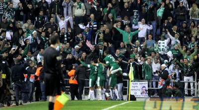 שחקני חיפה חוגגים עם הקהל (יניב גונן) שחקני חיפה חוגגים עם הקהל (יניב גונן)