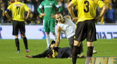 האוהד נעצר (יניב גונן) האוהד נעצר (יניב גונן)