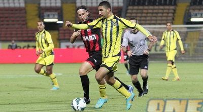 סטולר ודאבור במאבק על הכדור (עמית מצפה)