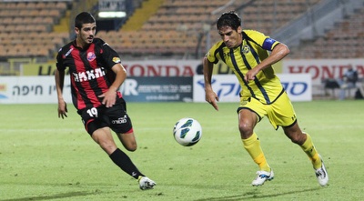 יואב זיו מנסה להתקדם מול עאהד עזאם (עמית מצפה)