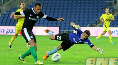 וויאם עמאשה עובר את גיא סאלם בדרך לשער (יניב גונן)