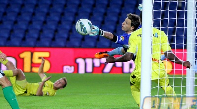 גיא סאלם הודף את הנגיחה של תורג&acute;מן (יניב גונן)