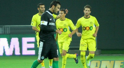 שחקני מכבי נתניה חוגגים את השער המצמק (יניב גונן)