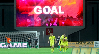 דין גבאי ושחקני נתניה חוגגים שוויון (יניב גונן)