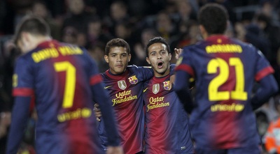 טיאגו חוגג עם דוס סנטוס (רויטרס)