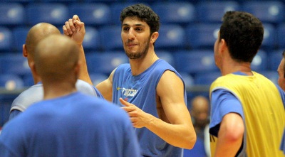 ליאור אליהו מחויך באימון. המקום הראשון כבר לא בטוח (משה חרמון)