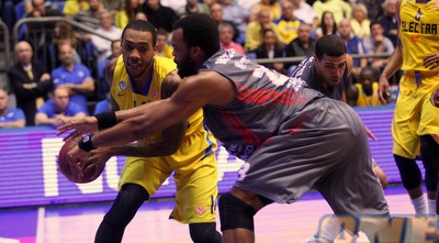 תומאס נלחם עם וויליאמס. יותר מדי שלשות במשחק (יוסי ציפקיס)