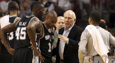 פופוביץ´ מדריך את נאנדו דה קולו. הספרס ייענשו? (רויטרס)