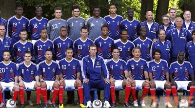 נבחרת צרפת מודל 2012. מבין 22 השחקנים בתמונה חמישה חתמו על ההצהרה - מנז, קבאי, דיארה, דיאבי ומנדאנדה  (רויטרס)