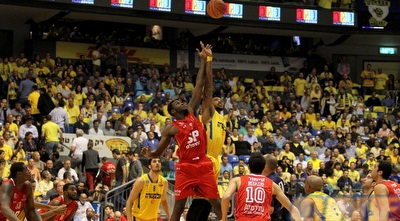 מלקולם תומאס וקרטיס קלי (שי לוי)