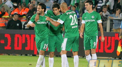 שחקני מכבי חיפה חוגגים (משה חרמון)