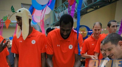 שחקני ראשל&qout;צ בבית החולים (ONE) שחקני ראשל&qout;צ בבית החולים (ONE)