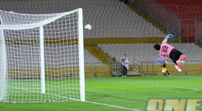 אוהד כהן לא מצליח לעצור את הכדור של אסולין (יניב גונן)