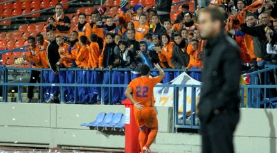 קשטן על רקע אוהדי ראשל&qout;צ (יניב גונן)