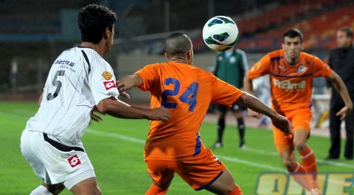 עדי נמני שומר על בן עשור (יניב גונן)