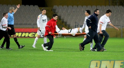 קובי חסן יורד לקבל טיפול (יניב גונן)