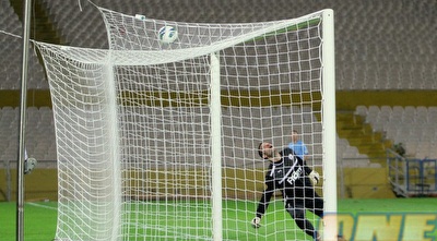 הכדור של חסן נוחת על הרשת של אברבנל (יניב גונן)