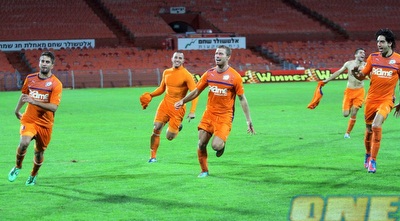 שחקני ראשל&qout;צ חוגגים את הניצחון והזכייה בתואר (יניב גונן)