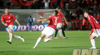 שחקני הפועל חוגגים. קמפיין מביך של האדומים (חגי ניזרי)