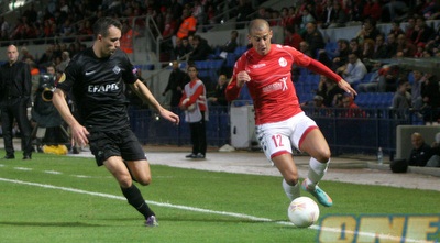 טל בן חיים באגף. משחק בינוני לחלוץ (חגי ניזרי)