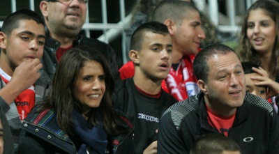 אלונה ברקת מחויכת ביציע (חגי ניזרי)