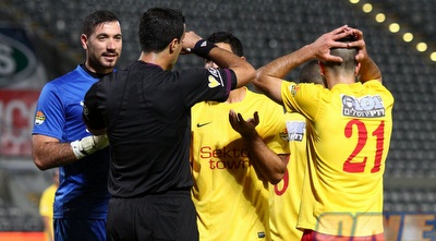 שחקני אשדוד מתווכחים עם זטמה (שי לוי)