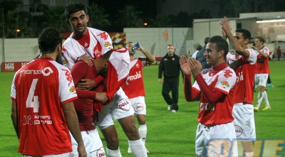 שחקני ב&qout;ש חוגגים בסיום (חגי ניזרי)