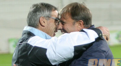 בני טבק ואלישע לוי מחובקים. קבוצה אחת יורדת ואחת עולה (חגי ניזרי)