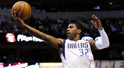 או. ג´יי. מאיו בדרך לסל. השווה את שיא הקריירה שלו (רויטרס)