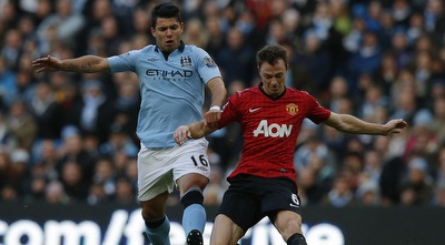 ג´וני אוואנס מקדים את קון אגוארו. הכדורגל האנגלי בשיאו (רויטרס)