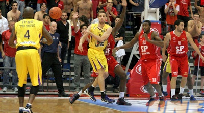 טיילר סמית´ מקבל מסירה משון דניאל (משה חרמון)