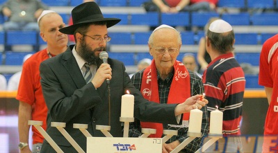 הדלקת נר שני של חנוכה לפני המשחק (משה חרמון)