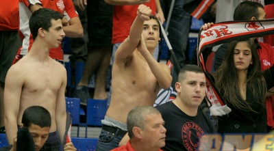 אוהד הפועל ת&qout;א עסוק במשהו אחר ומבצע תנועה מגונה (משה חרמון)