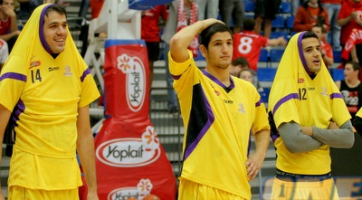 שחקני חולון מאלתרים כיפות בזמן הדלקת הנר השני (משה חרמון)