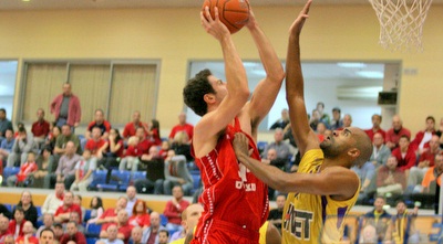 יוני ניר זורק לסל מול לורנס היל (משה חרמון)