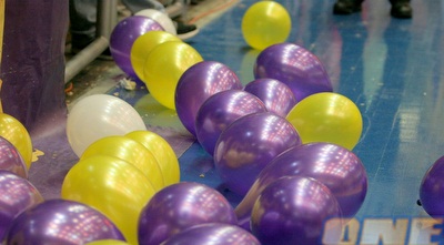 הבלונים על הפרקט. גרמו להפסקת המשחק (משה חרמון)