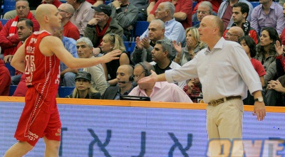 גל איתן וארז אדלשטיין. המאמן מרוצה (משה חרמון)