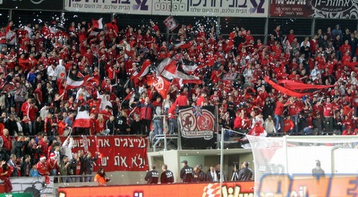 אוהדי הפועל ת&qout;א בבלומפילד (חגי ניזרי)