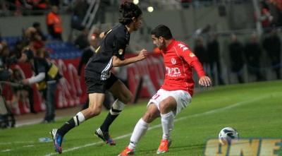 יובל שבתאי עובר את רועי גורדנה (חגי ניזרי)