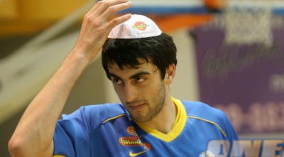 גיורגי שרמאדיני עם כיפה (חגי ניזרי)