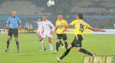 חדד מרחיק בגשם השוטף. דהן: &qout;היה קשה לשחק&qout; (משה חרמון) חדד מרחיק בגשם השוטף. דהן: &qout;היה קשה לשחק&qout; (משה חרמון)