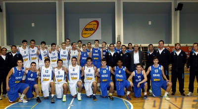 הרב גלויברמן, קופל והשחקנים בתמונה למזכרת (רויטרס)