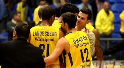 שחקני מכבי חוגגים עם פניני (שי לוי) שחקני מכבי חוגגים עם פניני (שי לוי)